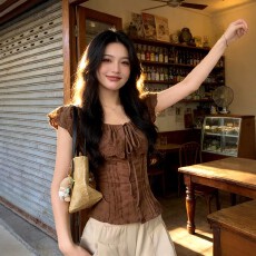 批发咖色荷叶边<b class='q'>蕾丝</b>镂空短袖衬衫女夏压褶收腰短款<b class='q'>娃娃衫</b>独特漂亮上衣