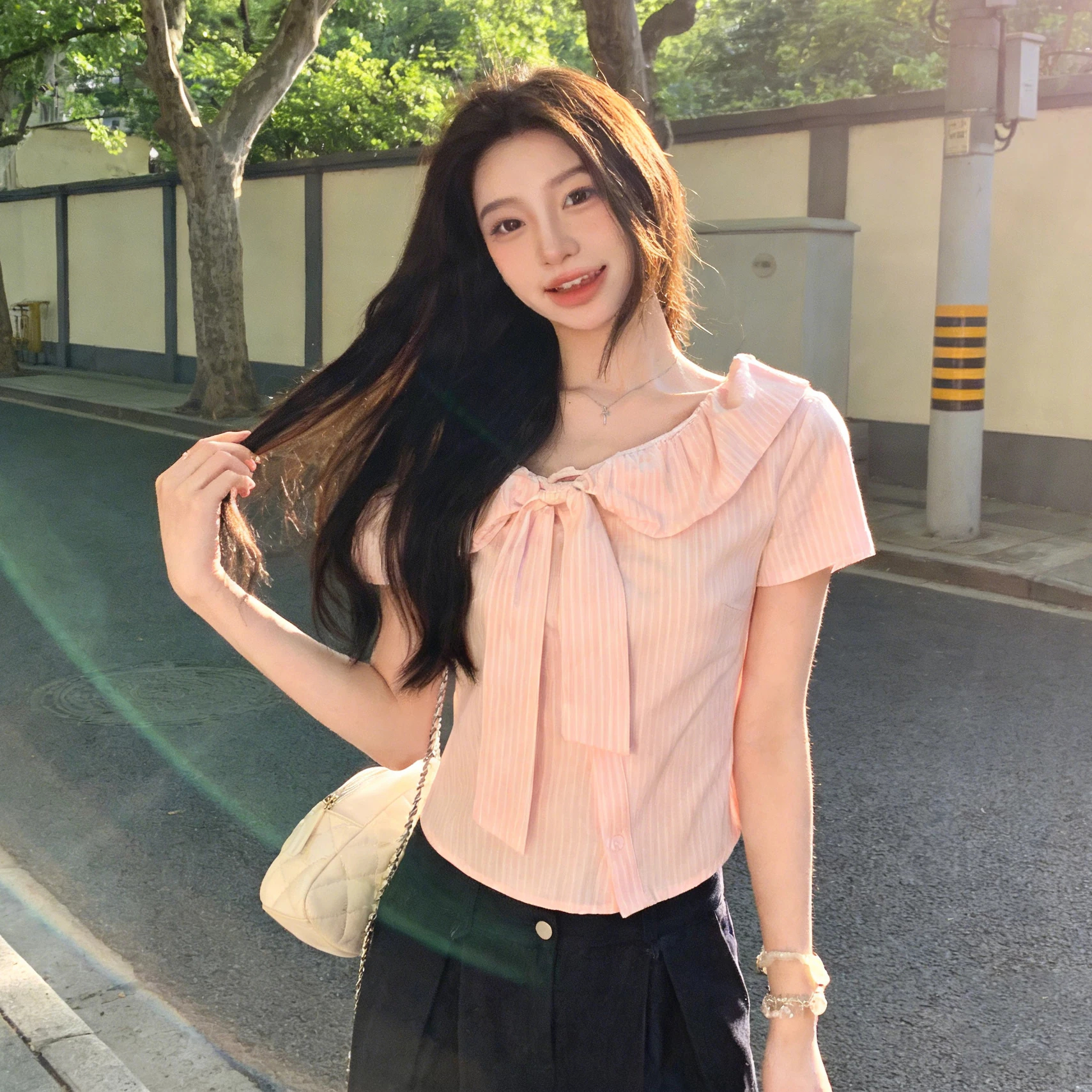 한 부서 핑크색 스트라이프 오프숄더 반팔 여성 셔츠 여름 달콤한 스타일 연령 감소 디자인 센스 나비 매듭 쇼트 스타일 맨위