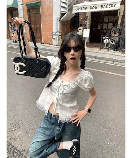 달콤한 스타일 레이스 측면 스트랩 반팔 여성 셔츠 2026 여름 새로운 외국 가스 작은 셔츠 슬림해 보이는 Chic 맨위