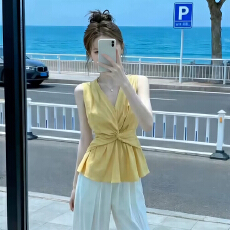 批发多巴胺黄色扭结设计V领无袖背心女夏季新款辣妹风小个子外穿上衣