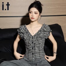 批发黑格V领泡泡短袖<b class='q'>衬衫</b>女2026夏季独特小衫收腰甜辣上衣潮