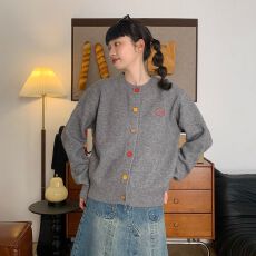 批发复古小狗刺绣彩扣针织开衫女2026秋冬新款宽松百搭显瘦毛衣外套