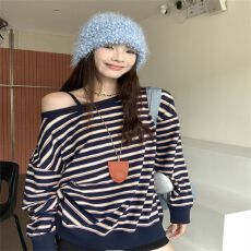 批发慵懒风复古条纹斜肩长袖<b class='q'>卫衣</b>女早秋小众宽松休闲露肩上衣