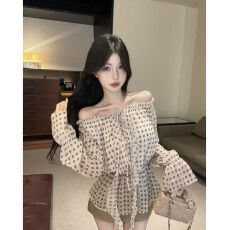 批发波点一字肩长袖<b class='q'>衬衫</b>女装早秋季设计感抽褶收腰雪纺衫飘带上衣