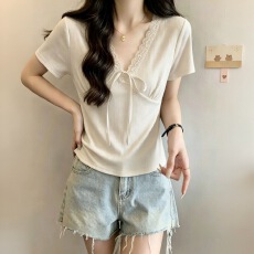 批发韩系纯欲系带蕾丝边<b class='q'>V领</b>短袖<b class='q'>t</b><b class='q'>恤</b>女夏季新款小个子修身短款白色上衣