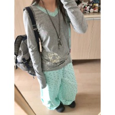 批发慵懒复古灰色字母印花长袖T恤女简约通勤V领蕾丝拼接新款<b class='q'>秋</b>季上衣