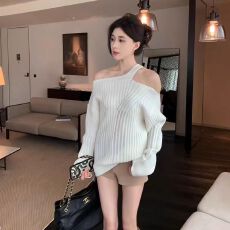 批发何晨曦 巨好看挂脖斜肩设计感宽松毛衣慵懒感外穿坑条针织衫上衣