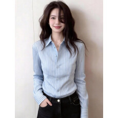 批发休闲风绝美蓝色条纹<b class='q'>翻领</b>单排扣长袖衬衫女春季款通勤显瘦叠穿衬衣