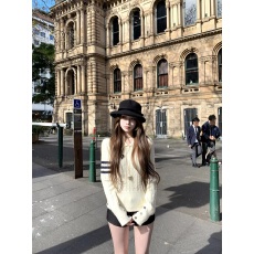 Suuuicee 利兹新贵 翻领设计三条杠麻花套头毛衣女正肩针织短上衣