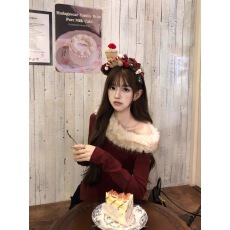 批发Cuitcuit 铃铛麋鹿 可拆卸毛领烫钻红色<b class='q'>一字肩</b><b class='q'>上衣</b>女慵懒圣诞穿搭