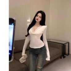 批发甜辣蕾丝<b class='q'>白色</b>V领打底衫女秋冬2025新款独特别致性感内搭上衣