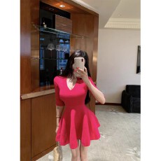 批发玫红色v领半袖<b class='q'>连衣裙</b>女秋季法式修身蓬蓬裙子纯欲收腰显瘦a字短裙