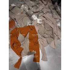 批发有货 爆款<b class='q'>小外套</b>+花吊带两件套，原版原料质量，加厚面料