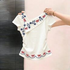 批发【官图 40支纯棉罗纹92棉8氨纶】新中式斜肩<b class='q'>花朵</b>刺绣短袖<b class='q'>T</b><b class='q'>恤</b>