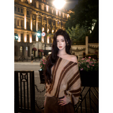 批发有洧巨好看的早<b class='q'>秋</b>上衣女小众不撞款斜肩条纹长袖单穿针织衫