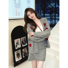 批发韩系灰色波点针织开衫<b class='q'>套装</b>女秋冬季高级感慵懒风毛衣半身裙两件套
