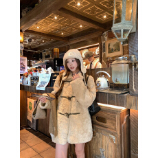 批发羊羔毛外套女2025新款秋<b class='q'>冬</b>女装牛角扣中长款黑色加厚皮毛一体大衣