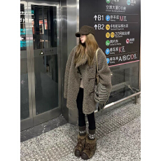 批发冬日诺丁山双面穿小个子羊羔毛皮草外套女冬麂皮绒牛角扣毛毛大衣