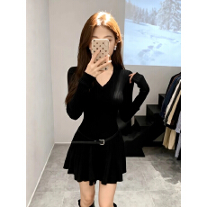 批发黑色V领长袖针织连衣裙女2025秋冬设计感收腰显瘦内搭百褶短裙子