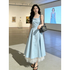 批发法式气质蓝色吊带连衣<b class='q'>裙</b>子女夏季2026新款海边度假高级感收腰长<b class='q'>裙</b>