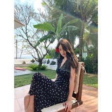 批发黄一粒  YEAHLOU 波点连衣<b class='q'>裙</b>女夏季新款木耳边气质V领吊带<b class='q'>裙</b>