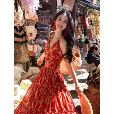 批发法式红色碎花挂脖吊带连衣<b class='q'>裙</b>女夏季海边度假绝美气质收腰沙滩长<b class='q'>裙</b>