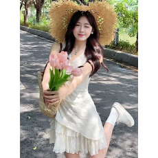 批发法式纯欲风蕾丝<b class='q'>拼接</b>收腰短款<b class='q'>连衣裙</b>女春夏新款V领显瘦小个子短裙