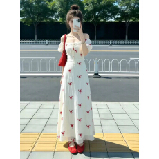 批发2026新款法式初恋白月光泡泡袖露肩连衣<b class='q'>裙子</b>女夏季巨好看碎花长裙