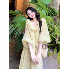 批发乔与乔伊 黄梨花 奶黄色碎花<b class='q'>荷叶边</b>领<b class='q'>连衣裙</b>法式慵懒宽松度假长裙