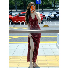 批发早春红色挂脖吊带<b class='q'>波点</b><b class='q'>连衣裙</b>子女夏2026新款法式海边度假开叉长裙