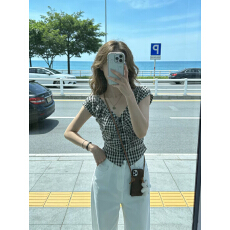 批发短款修身美式复古风系带褶皱小飞袖衬衫女格纹露锁骨收腰显瘦上衣