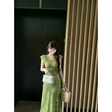 批发茶歇法式<b class='q'>绿色</b>v领碎花<b class='q'>连衣裙</b>子女装夏季2026新款绝美收腰显瘦长裙