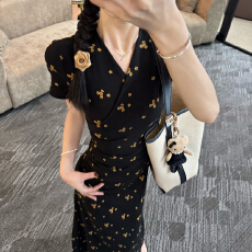 批发法式黑色短袖<b class='q'>碎花</b>连衣裙子女夏季2026新款巨好看绝美收腰显瘦长裙