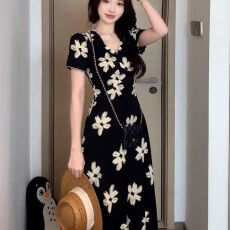 批发大码法式气质御姐风黑色碎花V领连衣裙<b class='q'>夏</b>新款修身遮肚子长款裙子