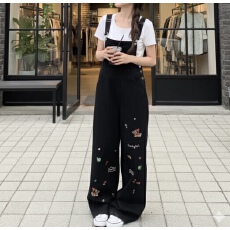 批发现一货   韩chic2026童趣刺绣牛仔背带裤减龄宽松显瘦设计直筒裤