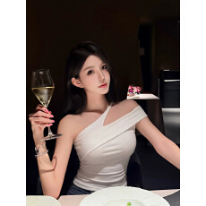批发韩系纯欲白色斜肩上衣女装2026新款镂空设计高级感露肩辣妹小背心