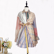 批发实拍Z家轻奢高定2026成衣新款彩色翻领<b class='q'>条纹</b>系带收腰显瘦连衣裙短