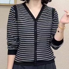 批发韩版大码时尚V领纽扣长袖条纹拼接打底衫减龄洋气妈妈保暖衫上衣