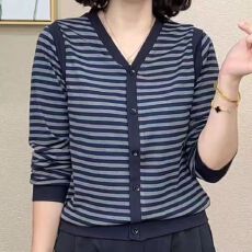 批发韩版大码时尚V领纽扣长袖上衣条纹拼接打底衫减龄洋气妈妈保暖衫