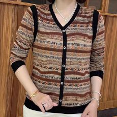 批发韩版大码中老年时尚V领纽扣长袖上衣条纹拼接打底减龄洋气保暖衫