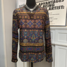 批发时尚大码女装新款条纹涂鸦印花遮肚减龄长袖打底衫妈妈装气质上衣