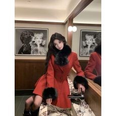 批发新年氛围感名媛时尚呢子大衣<b class='q'>连衣裙</b>可拆卸毛领收腰伞摆毛呢外套冬