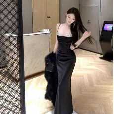 批发辣妹风轻奢一字肩抹胸<b class='q'>连衣裙</b>女2026秋冬包臀裙黑色长裙法式裙子
