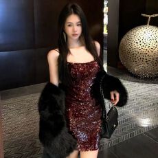 批发纯欲辣妹风绝美亮片吊带<b class='q'>连衣裙</b>女春<b class='q'>夏</b>高级感收腰包臀裙约会短裙子