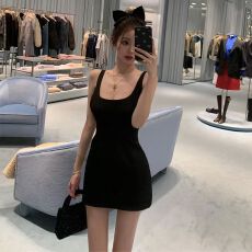 批发法式性感<b class='q'>露背</b>黑色吊带<b class='q'>连衣裙</b>女冬季新款高级感辣妹生日礼服短裙子