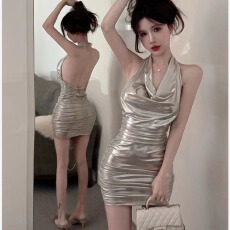 批发气质褶皱挂脖吊带<b class='q'>连衣裙</b>新款<b class='q'>夏季</b>纯欲无袖性感辣妹露背裙子短裙潮