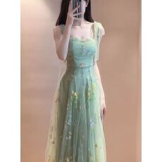 批发<b class='q'>夏</b>日新款韩系温柔风碎花绿色仙女裙气质收腰显瘦吊带连衣裙长裙女