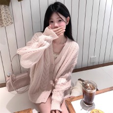 批发慵懒风粉色V领麻花毛衣女2025年<b class='q'>秋</b>冬温柔软糯宽松针织开衫短外套