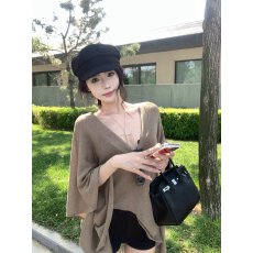 批发巨好看的夏日上衣女氛围感V领蝙蝠袖<b class='q'>宽松</b>显瘦短袖针织衫斗篷罩衫
