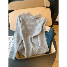 批发实拍法式交叉挂脖<b class='q'>一字肩</b>立体花朵设计感秋冬高级感宽松露肩上衣女